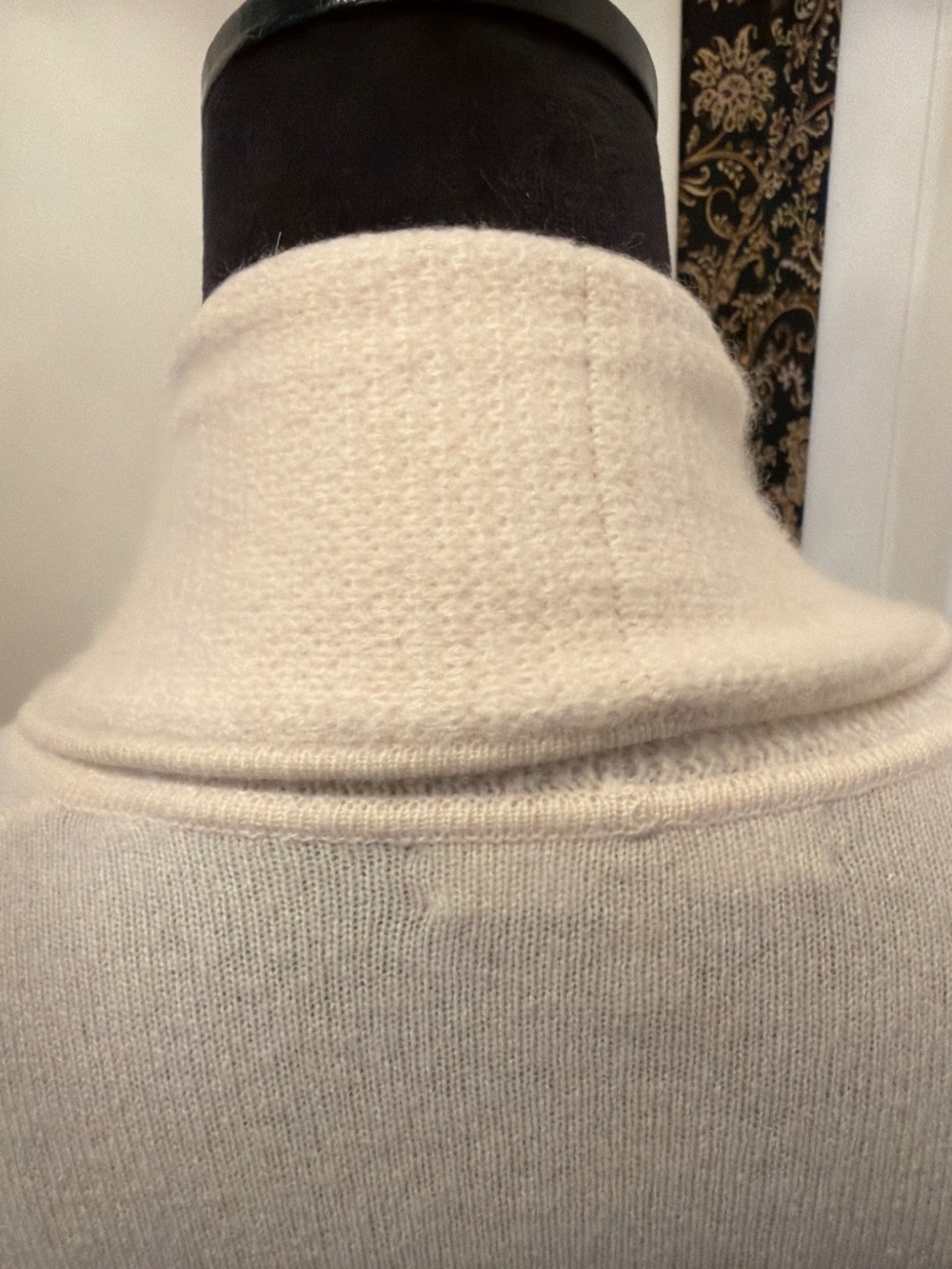 100% Cashmere Neiman Marcus Cream Belted Knit Robe - Picture 13 of 14